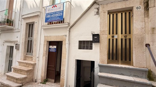Casa Indipendente Su 3 Livelli Oltre Locale Al Piano Terra e Cantina.